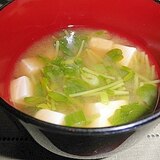 豆苗と豆腐の味噌汁